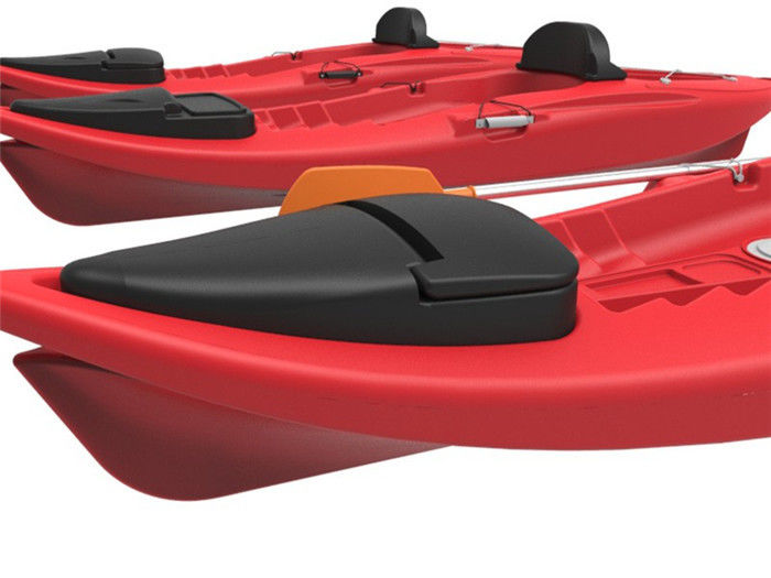 Le plastique rouge de kayak de rotomoulage s'asseyent sur le kayak supérieur de MDPE avec la taille adaptée aux besoins du client par couverture de couvercle de double mur